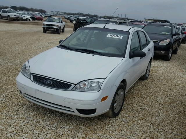 1FAHP34NX7W294106 - 2007 FORD FOCUS ZX4 WHITE photo 2