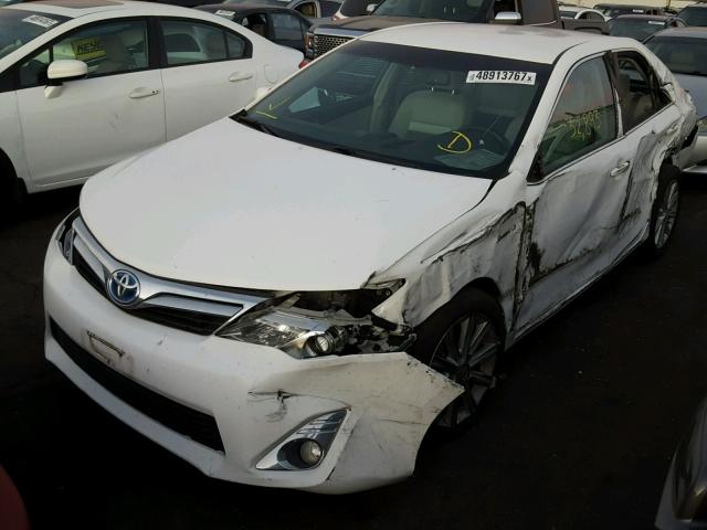 4T1BD1FK0DU065999 - 2013 TOYOTA CAMRY HYBR WHITE photo 2