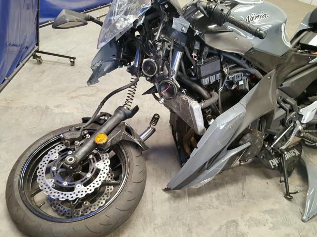 JKAEXEJ16JDA02753 - 2018 KAWASAKI EX650 J ნაცრისფერი ფოტო 9