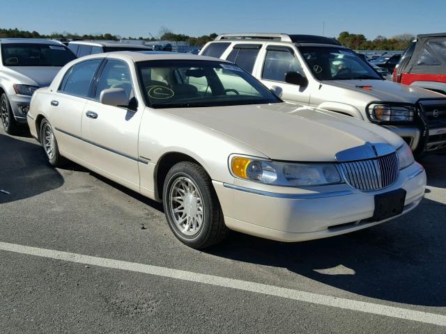 1LNFM83W0WY693719 - 1998 LINCOLN TOWN CAR C CREAM photo 1