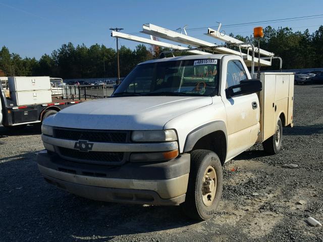 1GBHC24U71E208792 - 2001 CHEVROLET SILVERADO WHITE photo 2