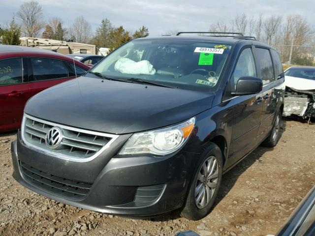 2C4RVABG1CR391727 - 2012 VOLKSWAGEN ROUTAN SE GRAY photo 2