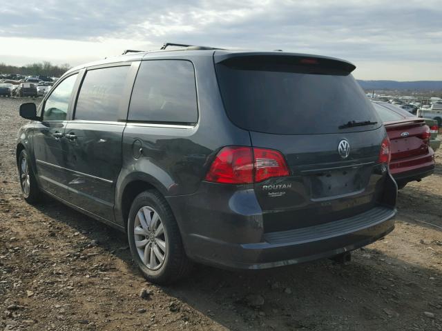 2C4RVABG1CR391727 - 2012 VOLKSWAGEN ROUTAN SE GRAY photo 3