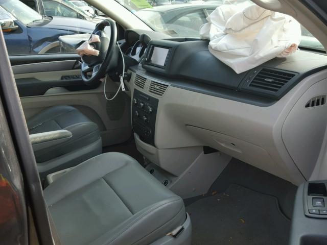 2C4RVABG1CR391727 - 2012 VOLKSWAGEN ROUTAN SE GRAY photo 5