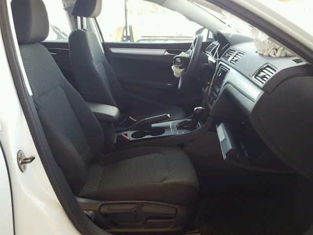 1VWAT7A34HC074977 - 2017 VOLKSWAGEN PASSAT S Weiß Foto 5