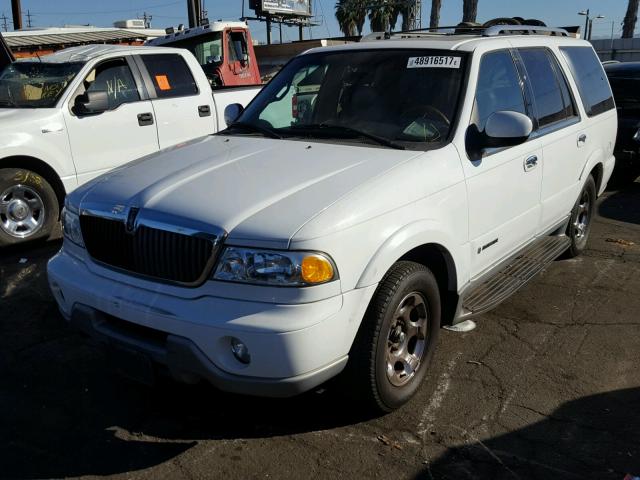 5LMEU27R32LJ10724 - 2002 LINCOLN NAVIGATOR WHITE photo 2