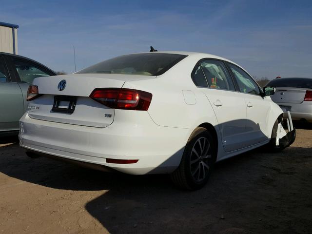 3VWDB7AJ0HM281878 - 2017 VOLKSWAGEN JETTA SE WHITE photo 4