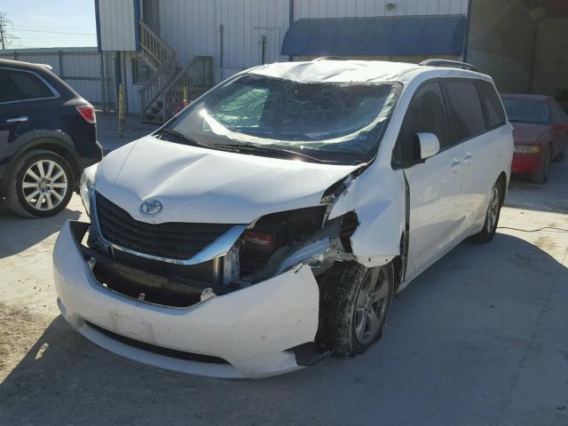 5TDKK3DC9DS354014 - 2013 TOYOTA SIENNA LE WHITE photo 2