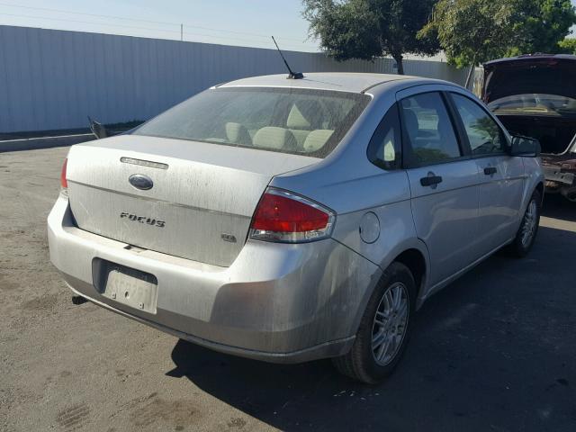 1FAHP3FN2BW166965 - 2011 FORD FOCUS SE SILVER photo 4