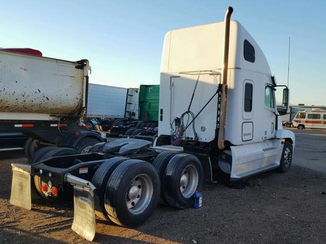 1FUJBBCK48LZ83405 - 2008 FREIGHTLINER CONVENTION WHITE photo 4