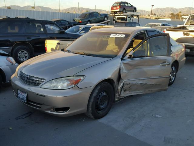 JTDBE32KX20003386 - 2002 TOYOTA CAMRY LE ოქროსფერი ფოტო 2