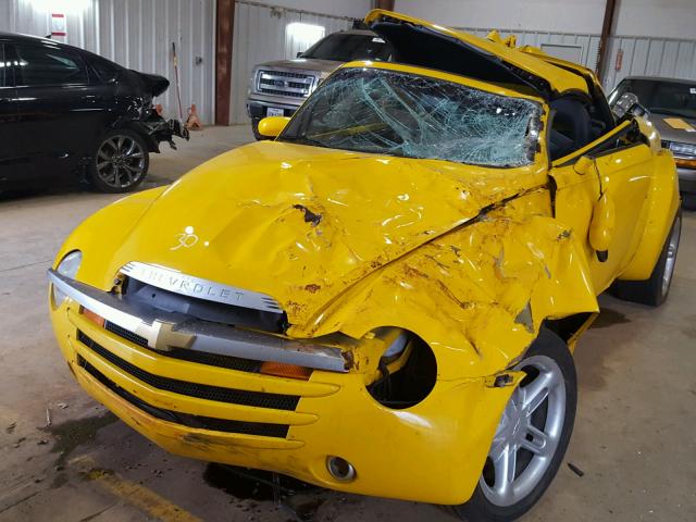 1GCES14P94B111282 - 2004 CHEVROLET SSR YELLOW photo 2