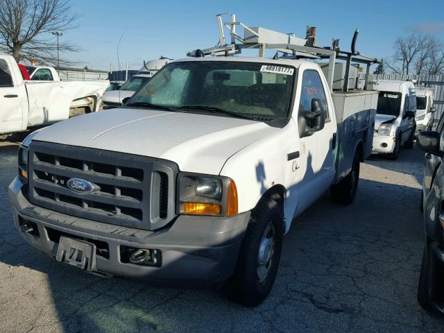 1FDSF30536EC11995 - 2006 FORD F350 SRW S WHITE photo 2