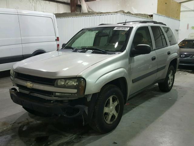 1GNDS13S652325799 - 2005 CHEVROLET TRAILBLAZE SILVER photo 2