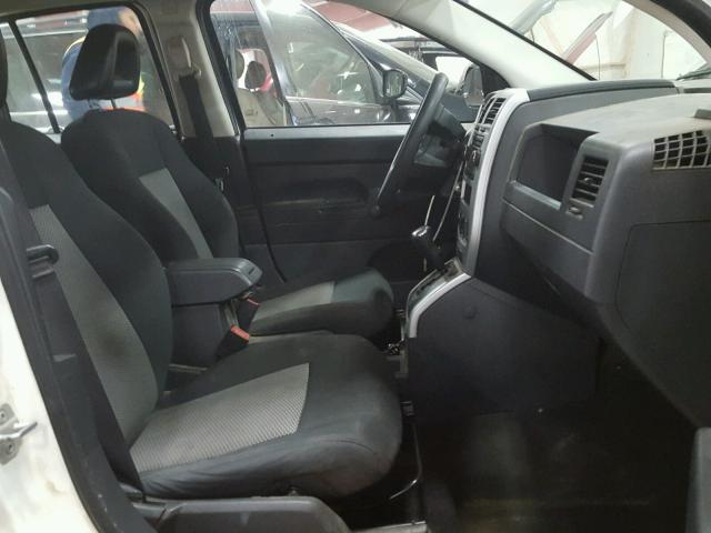 1J8FF47W98D707606 - 2008 JEEP COMPASS SP კრემისფერი ფოტო 5