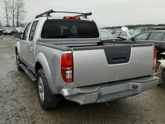 1N6AD07WX6C435261 - 2006 NISSAN FRONTIER C SILVER photo 3