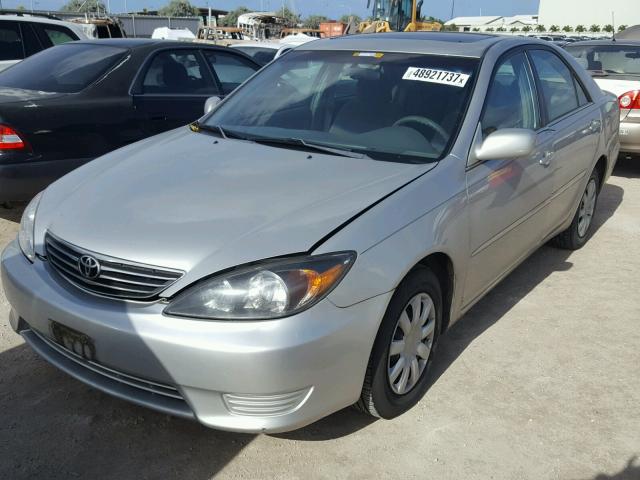 4T1BE30KX5U053488 - 2005 TOYOTA CAMRY LE BEIGE photo 2