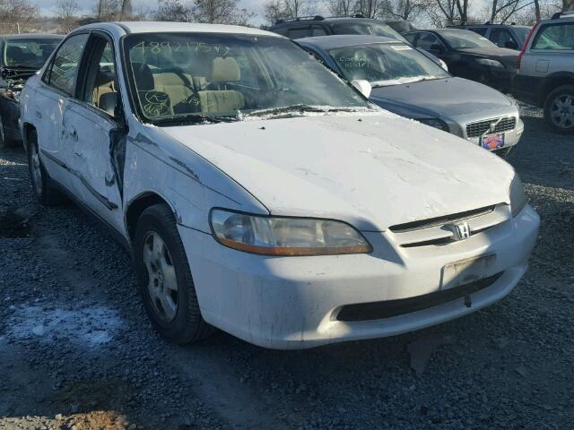 1HGCG1648YA085881 - 2000 HONDA ACCORD LX WHITE photo 1