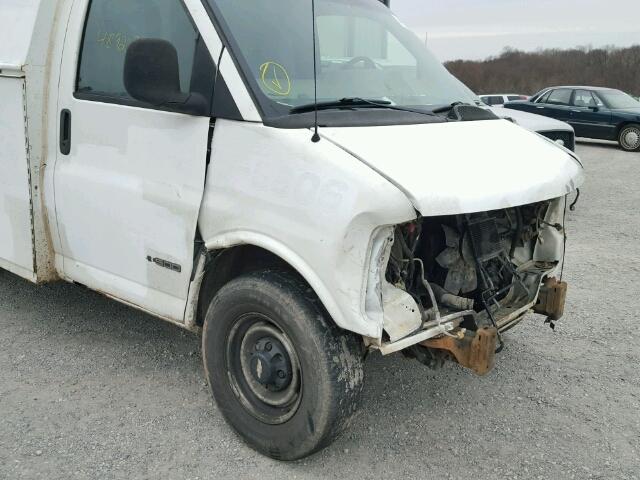 1GBHG31R411214339 - 2001 CHEVROLET EXPRESS CU WHITE photo 9