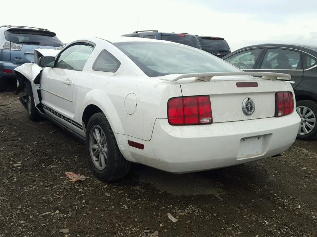 1ZVFT80N355182215 - 2005 FORD MUSTANG WHITE photo 3