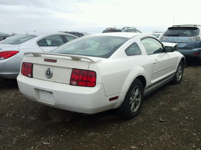 1ZVFT80N355182215 - 2005 FORD MUSTANG WHITE photo 4