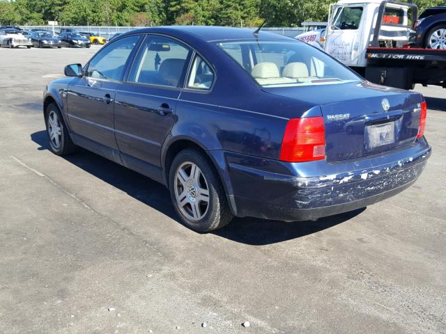 WVWUH23B1YE388549 - 2000 VOLKSWAGEN PASSAT GLX BLUE photo 3