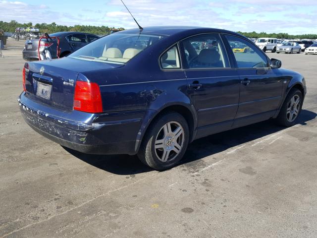 WVWUH23B1YE388549 - 2000 VOLKSWAGEN PASSAT GLX BLUE photo 4