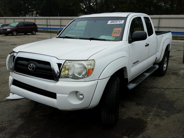 5TETU62N27Z374374 - 2007 TOYOTA TACOMA PRE WHITE photo 2