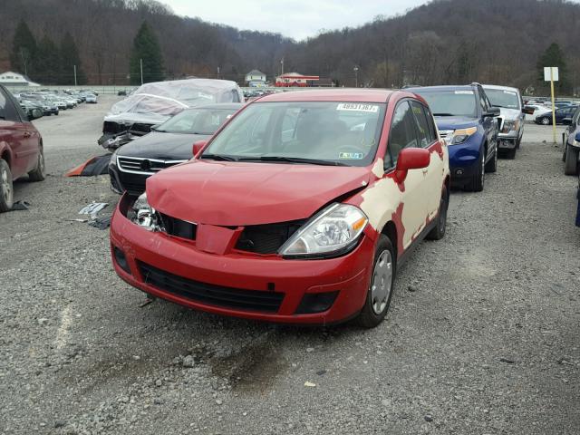 3N1BC13E87L381934 - 2007 NISSAN VERSA S RED photo 2