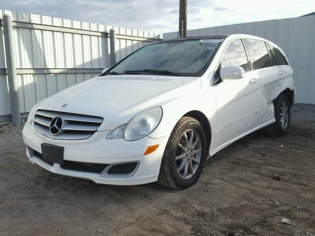 4JGCB65E96A018624 - 2006 MERCEDES-BENZ R 350 WHITE photo 2