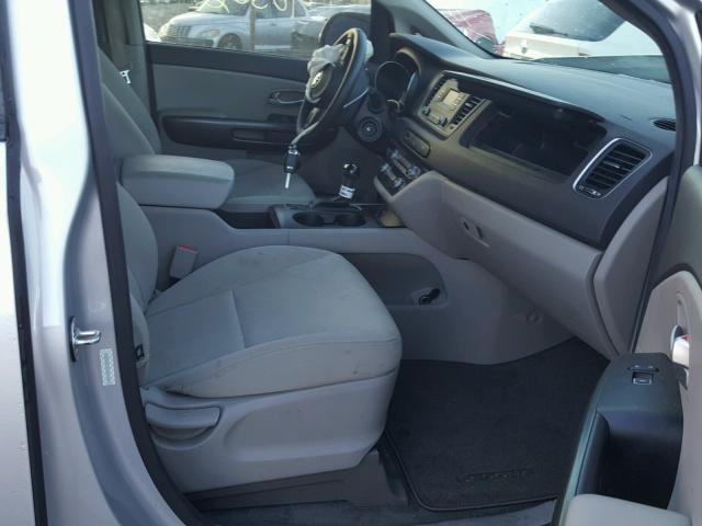 KNDMA5C10F6014664 - 2015 KIA SEDONA L SILVER photo 5