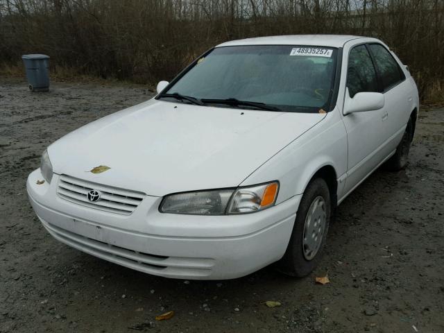 JT2BG22K8X0265637 - 1999 TOYOTA CAMRY LE WHITE photo 2