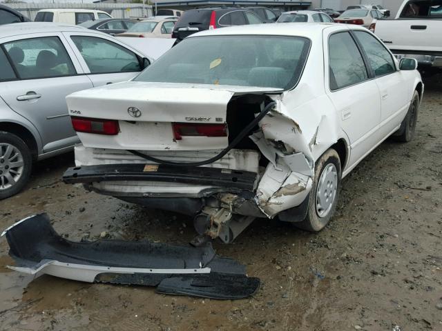 JT2BG22K8X0265637 - 1999 TOYOTA CAMRY LE WHITE photo 4