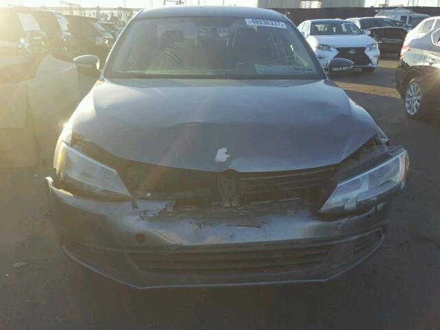 3VW2K7AJ9DM392835 - 2013 VOLKSWAGEN JETTA BASE 灰色 照片 9