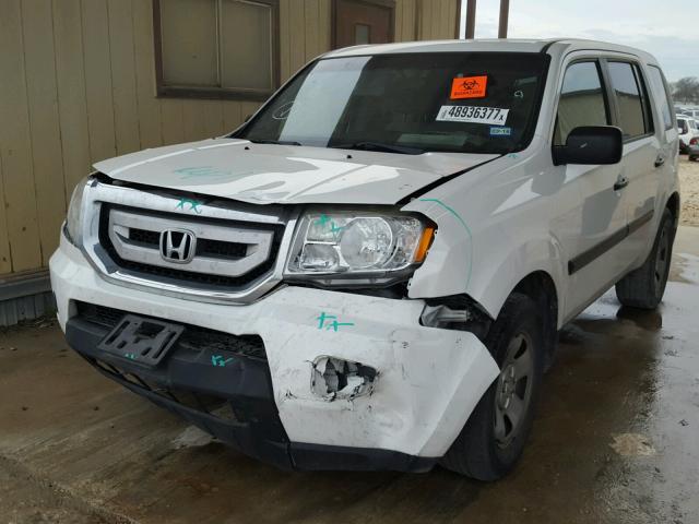 5FNYF3H24BB038120 - 2011 HONDA PILOT LX WHITE photo 2