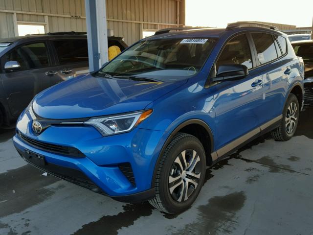 JTMZFREV1HJ716586 - 2017 TOYOTA RAV4 LE BLUE photo 2