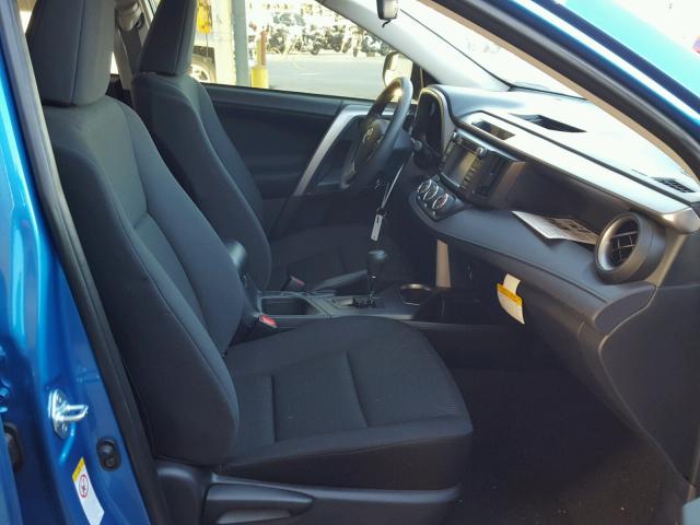 JTMZFREV1HJ716586 - 2017 TOYOTA RAV4 LE Mavi foto 5