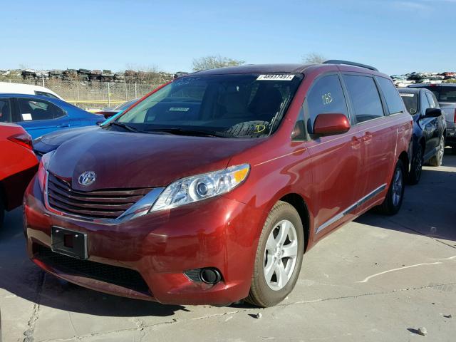 5TDKZ3DC7HS872222 - 2017 TOYOTA SIENNA LE RED photo 2