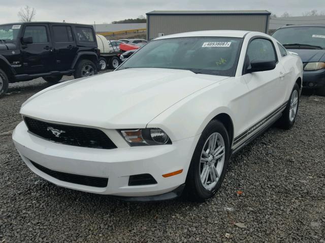 1ZVBP8AM0C5283914 - 2012 FORD MUSTANG WHITE photo 2