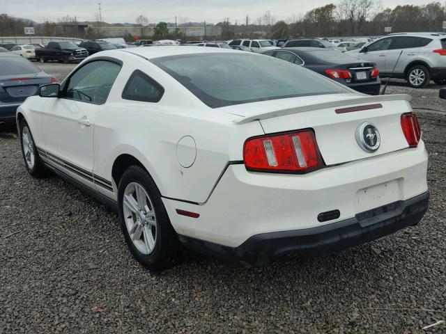 1ZVBP8AM0C5283914 - 2012 FORD MUSTANG WHITE photo 3