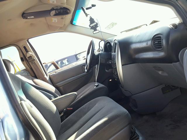 2C4GP54L95R393117 - 2005 CHRYSLER TOWN & COU BLUE photo 5