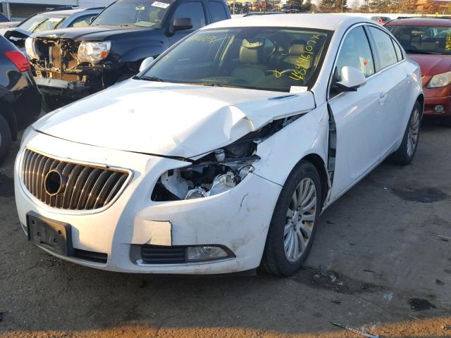 2G4GR5EK2C9111408 - 2012 BUICK REGAL WHITE photo 2