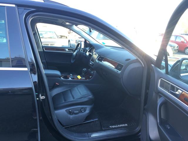 WVGFG9BP7BD002842 - 2011 VOLKSWAGEN TOUAREG HY BLACK photo 5