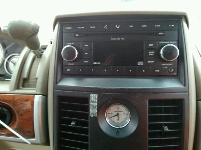 2A8HR54P98R148283 - 2008 CHRYSLER TOWN & COU GOLD photo 9