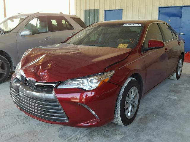 4T1BF1FK0HU745563 - 2017 TOYOTA CAMRY LE RED photo 2