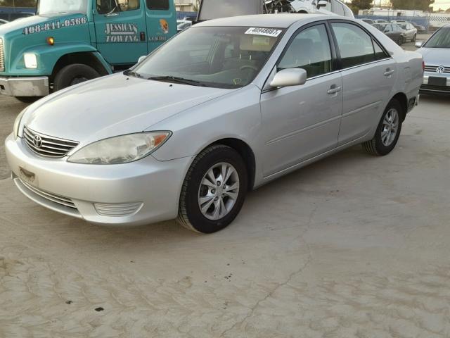 4T1BF30K75U590316 - 2005 TOYOTA CAMRY LE GRAY photo 2