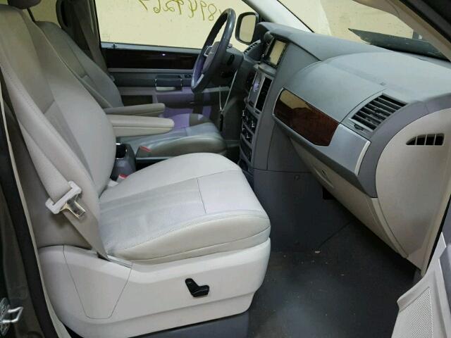 2A8HR54X69R661041 - 2009 CHRYSLER TOWN & COU GRAY photo 5