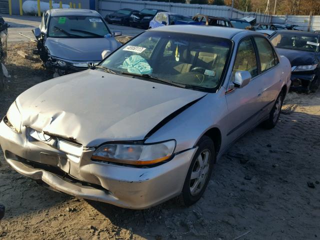 1HGCG665XXA137967 - 1999 HONDA ACCORD LX SILVER photo 2