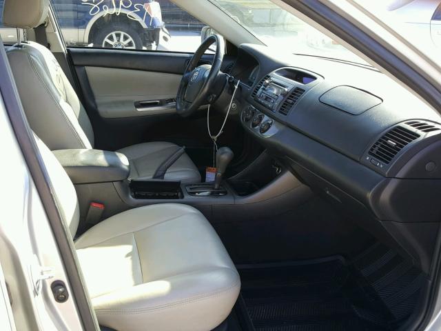 4T1BE32K83U758252 - 2003 TOYOTA CAMRY LE ვერცხლისფერი ფოტო 5