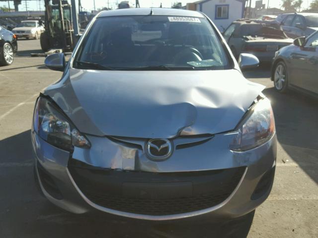 JM1DE1HZ8B0126170 - 2011 MAZDA MAZDA2 GRAY photo 9